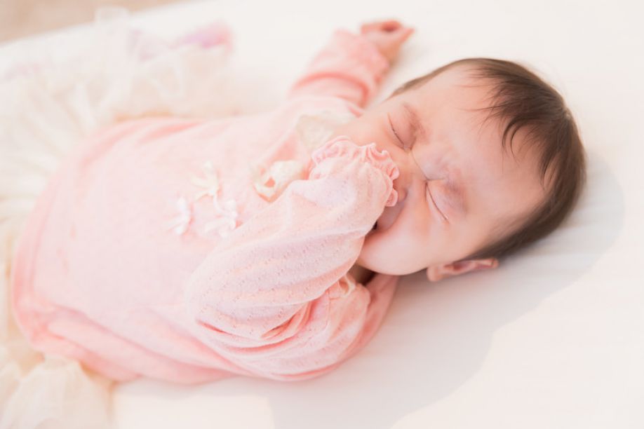満腹 泣く 赤ちゃん 母乳の飲み過ぎとは？新生児がうなって泣くのは過飲症候群の可能性も｜小児科医監修